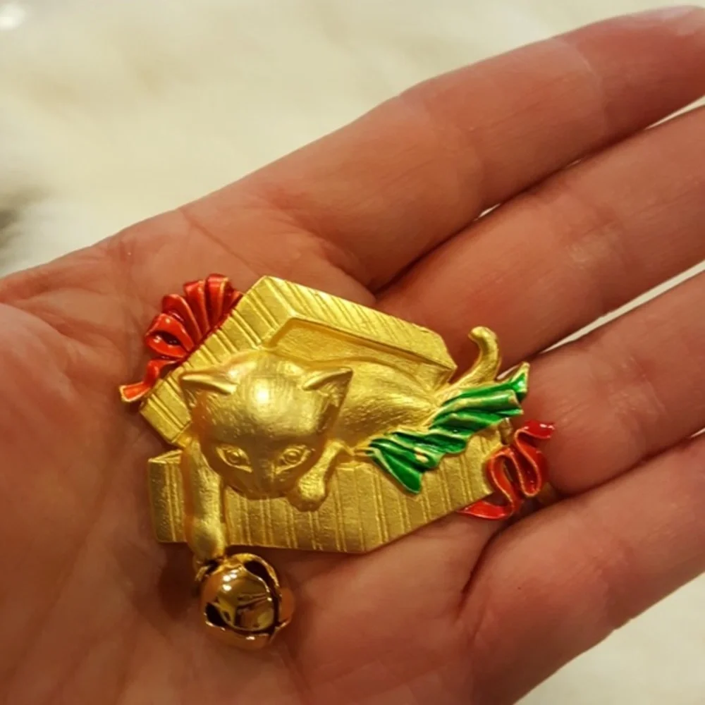 VINTAGE MARKED JJ CAT IN BOX WITH BELL BROOCH‎